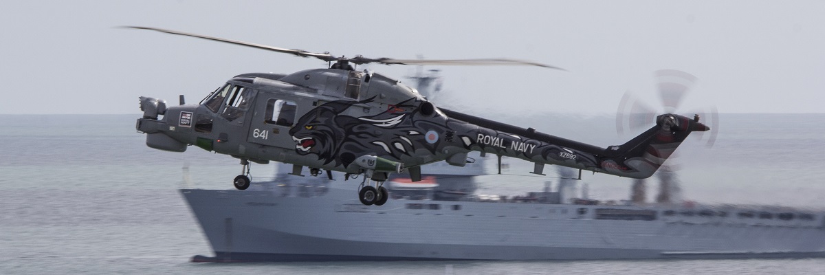 Le Westland Lynx, hélicoptère militaire britannique avec un navire de la Royal Navy en arrière-plan